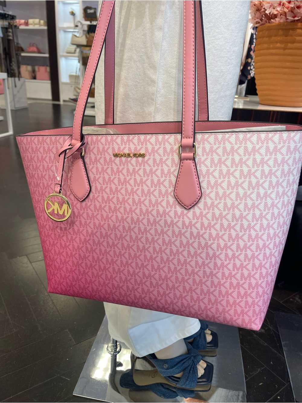 MICHAEL MICHAEL KORS SHEILA
CARNATION LG Multifunctional TOTE bag 
Carnation
NWT - Picture 12 of 16